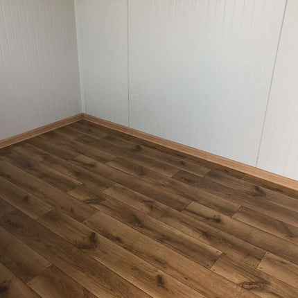 Contenedor de oficina de 5×2,20 con instalaciones sanitarias