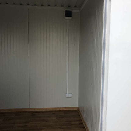 Contenedor de oficina de 5×2,20 con instalaciones sanitarias